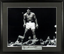 Load image into Gallery viewer, Muhammad Ali &quot;Heavyweight Champion&quot; B&amp;W Photograph Framed Display (Engraved Series)
