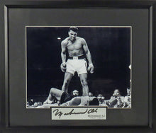 Load image into Gallery viewer, Muhammad Ali &quot;Heavyweight Champion&quot; B&amp;W Photograph Framed Display (Engraved Series)
